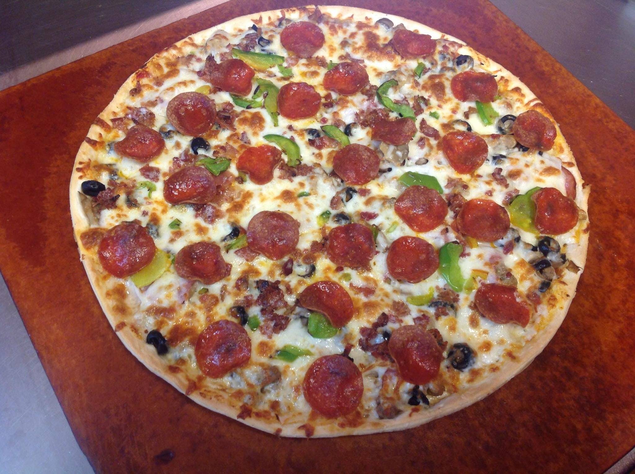 Order Deluxe Pizza - Small 10'' (6 Slices) food online from Big Cheese Pizza store, Salina on bringmethat.com