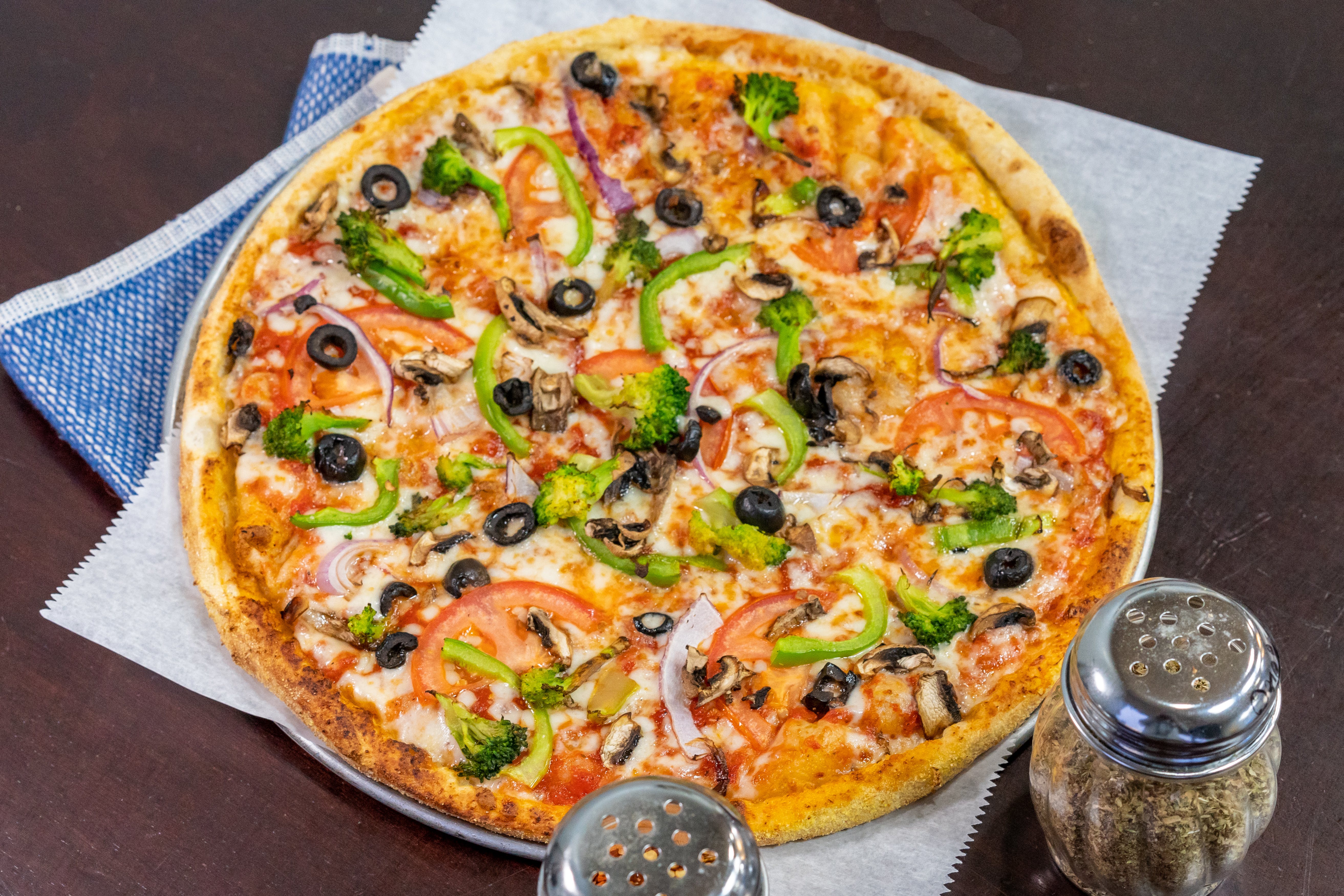 Order Vegetable Pizza - Medium 14'' food online from Pizza Heaven store, Williamstown on bringmethat.com