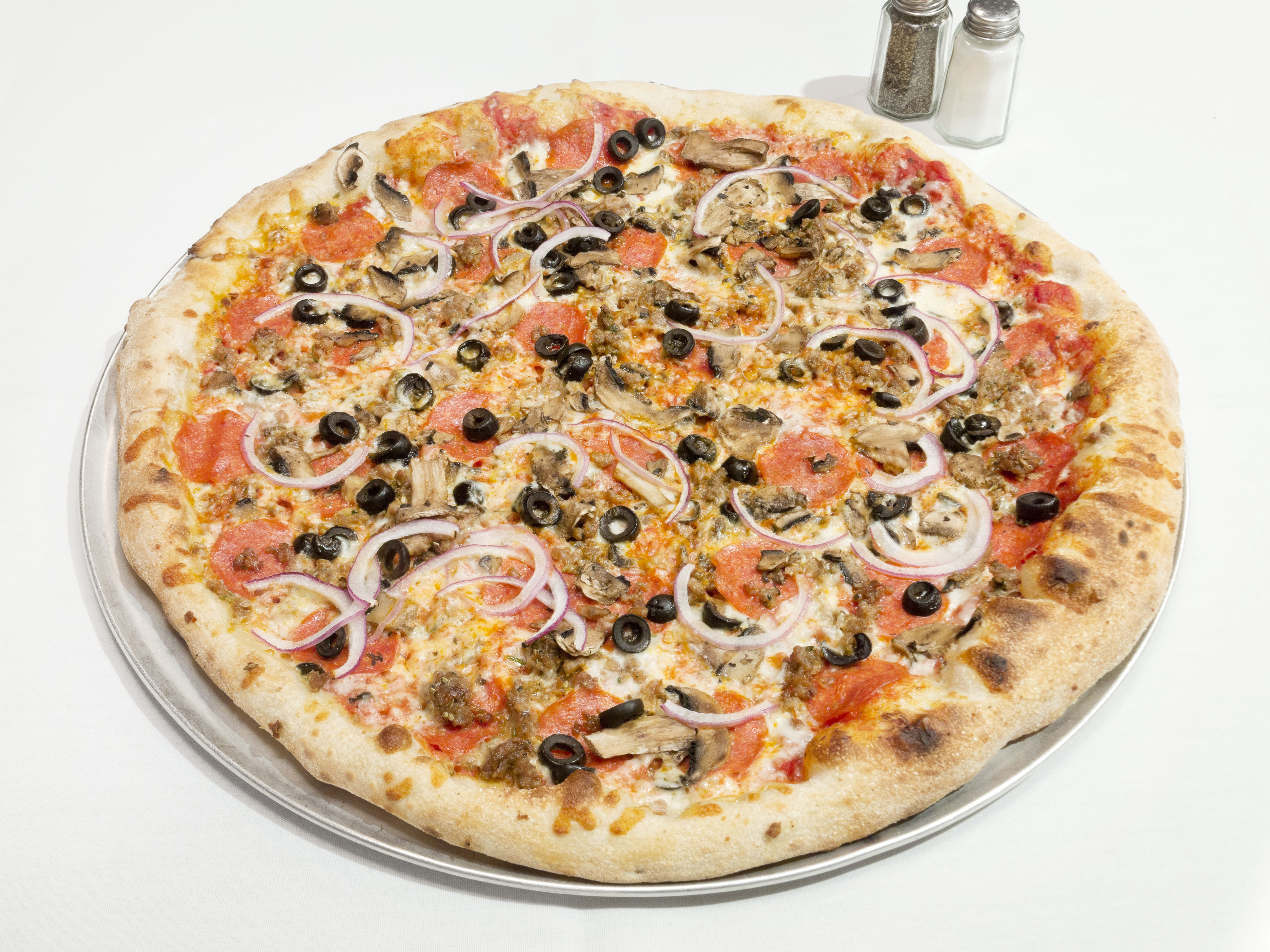 Order Deluxe Pizza food online from Lamberti Ristorante & Wine Bar store, Irving on bringmethat.com