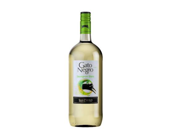Order Gato Negro, Sauvignon Blanc Valle Central · 1.5 L food online from House Of Wine store, New Rochelle on bringmethat.com