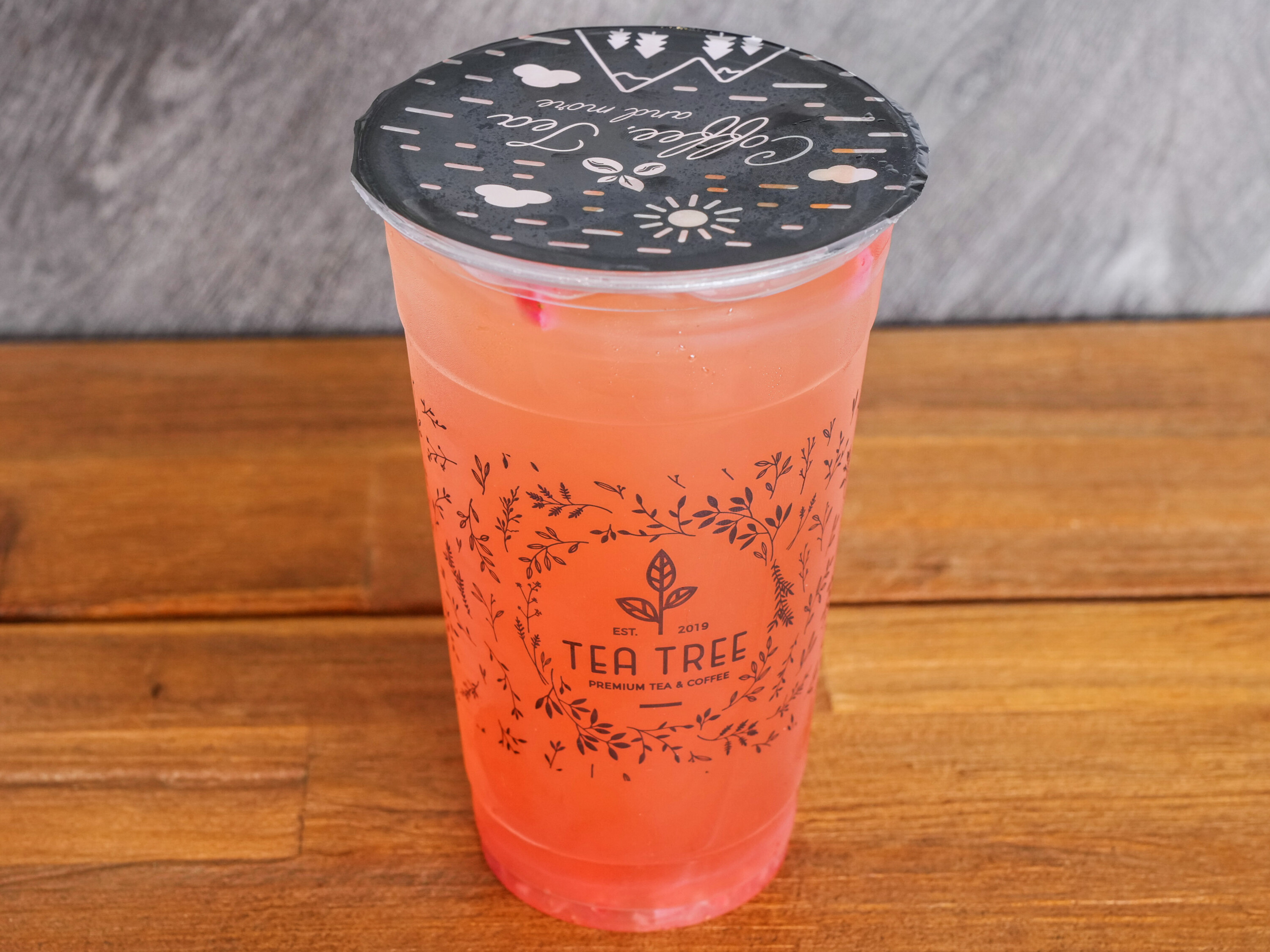 Order 24 oz. Strawberry Cucumber Green Tea food online from Tea Tree Cafe store, Los Alamitos on bringmethat.com