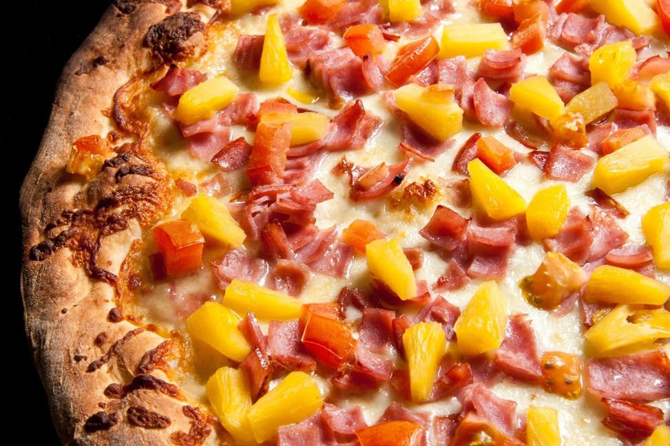 Order Hawaiian Pizza food online from Vino's Pizzeria store, Greensboro on bringmethat.com