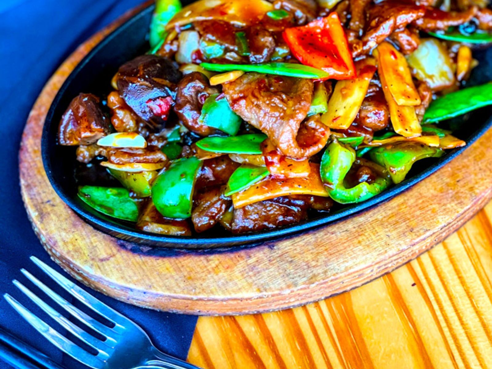 Order Sizzling Beef Tenderloin 铁板牛肉 food online from Lao sze chuan (evanston) store, Evanston on bringmethat.com