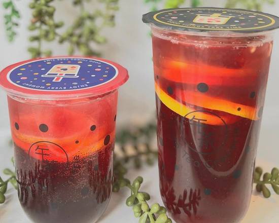 Order Blackcurrant Sparkling with Lemon (16oz) food online from Noon Tea Creperie store, Madison on bringmethat.com