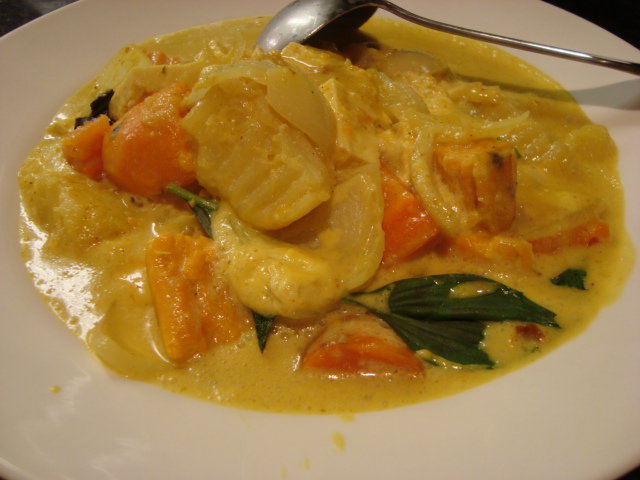 Order 29. Yellow Curry food online from The Lemongrass Cafe store, Tumwater on bringmethat.com