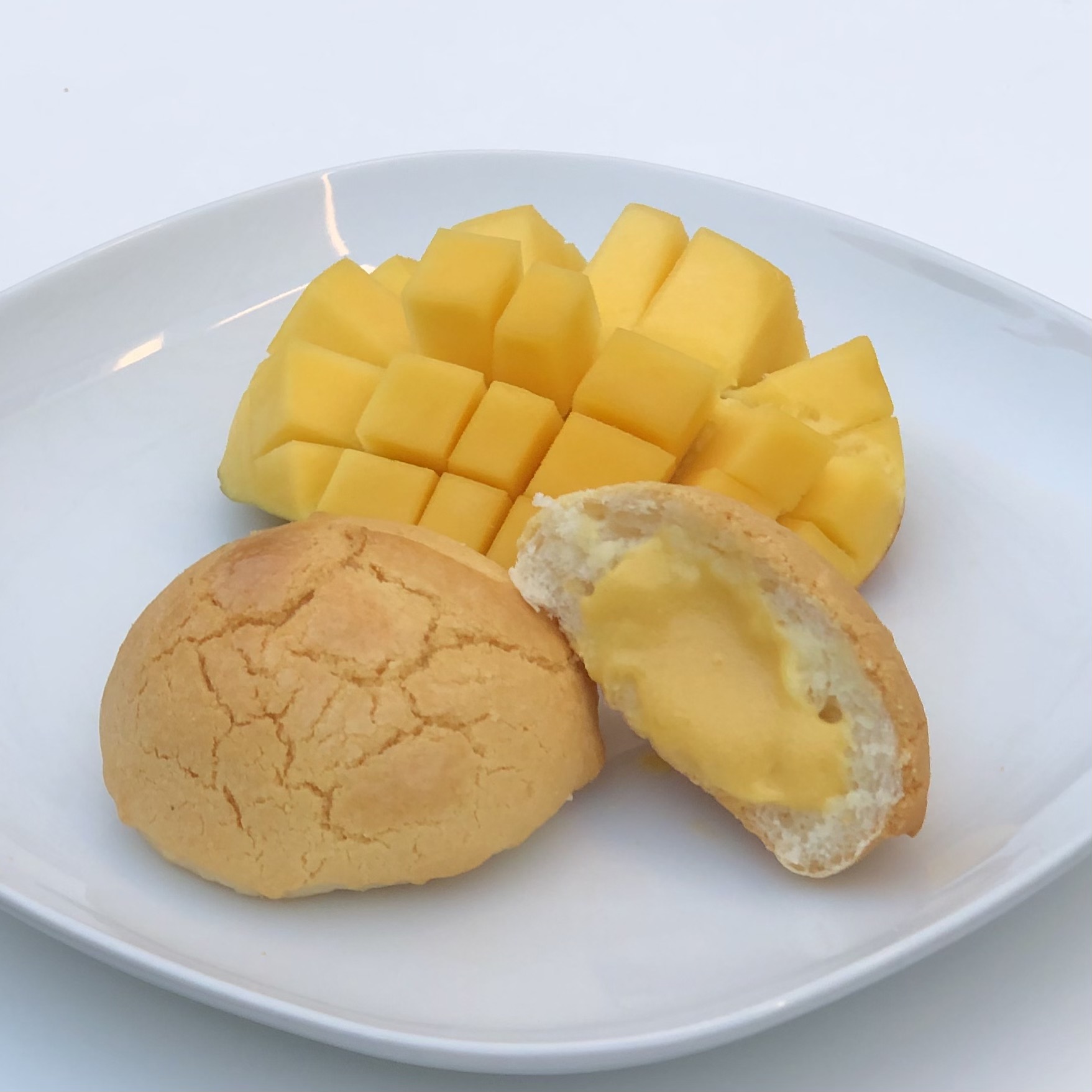 Order Mango Pineapple Puffs (2 pieces) 芒果菠蘿王 food online from Pineapple King Bakery store, San Francisco on bringmethat.com