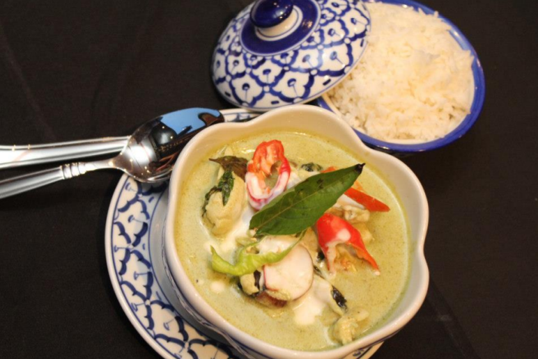 Order Green Curry Chicken food online from Bangkok House Authentic Thai Restaurant store, Eatontown on bringmethat.com