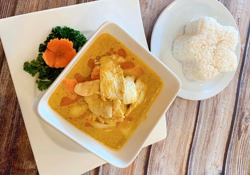 Order Yellow Curry food online from Iyara Thai Cuisine store, Houston on bringmethat.com