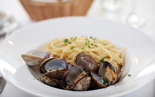 Order Linguine & Clams food online from Louise's Trattoria store, Los Angeles on bringmethat.com