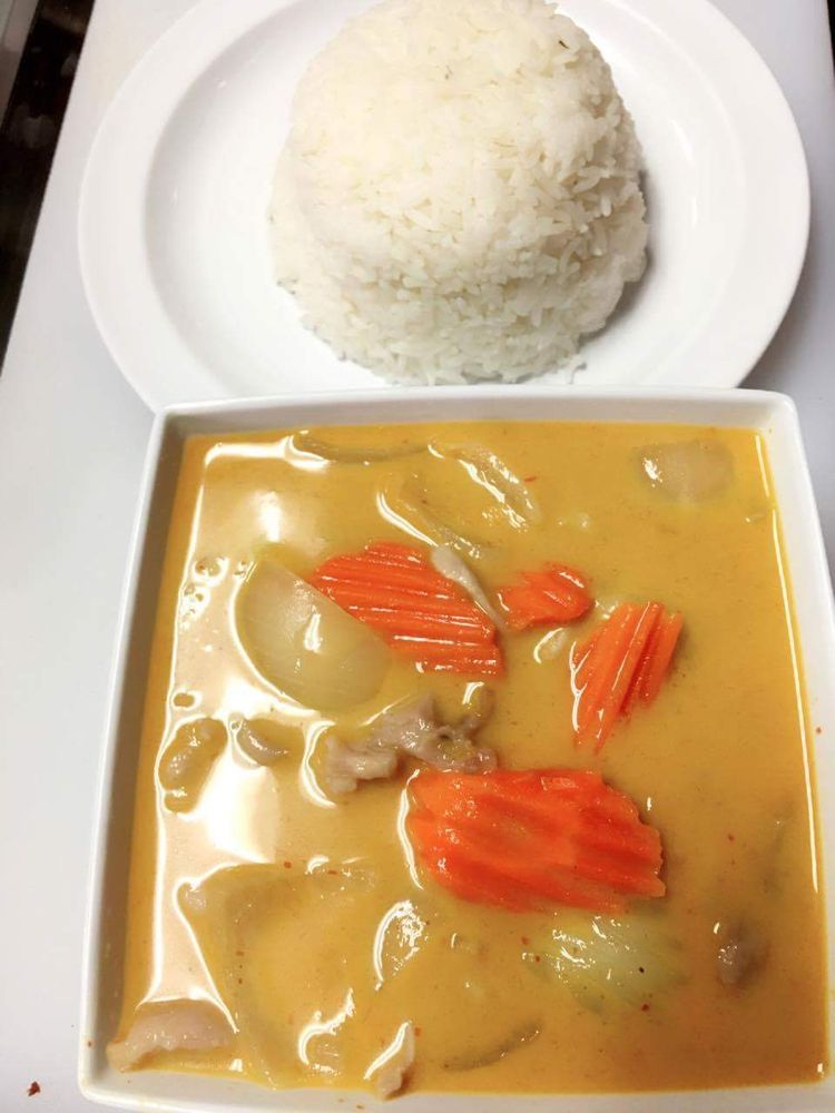 Order Yellow Curry Chicken with Rice food online from Chili & Lemon Thai Cuisine store, Los Angeles on bringmethat.com