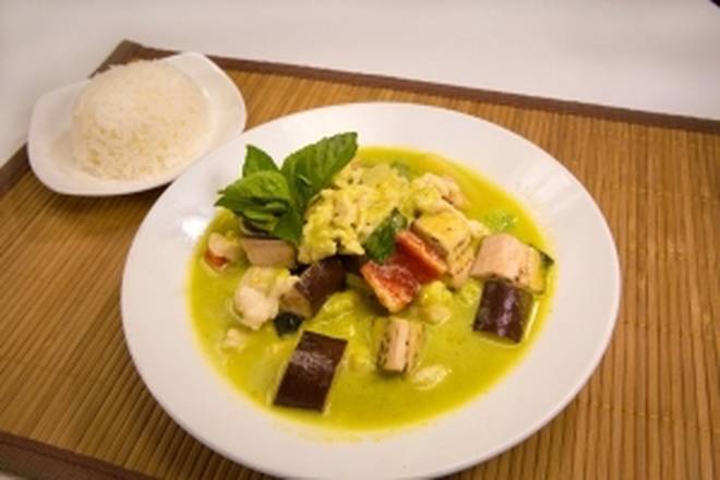 Order AD15 - Green Curry Dinner food online from Saigon Cafe store, Smyrna on bringmethat.com
