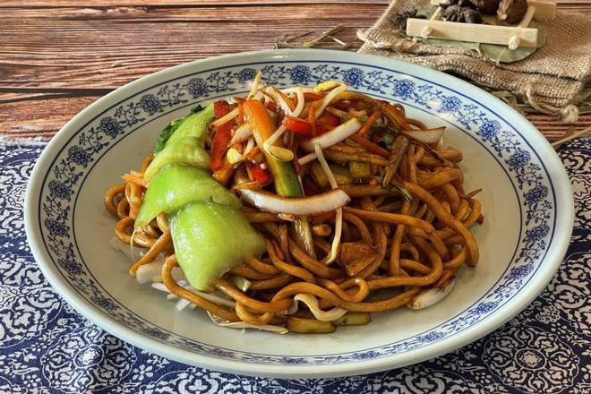 Order B9. Vegetable Chow Mein 蔬菜炒面 food online from Northern Cafe store, Hacienda Heights on bringmethat.com