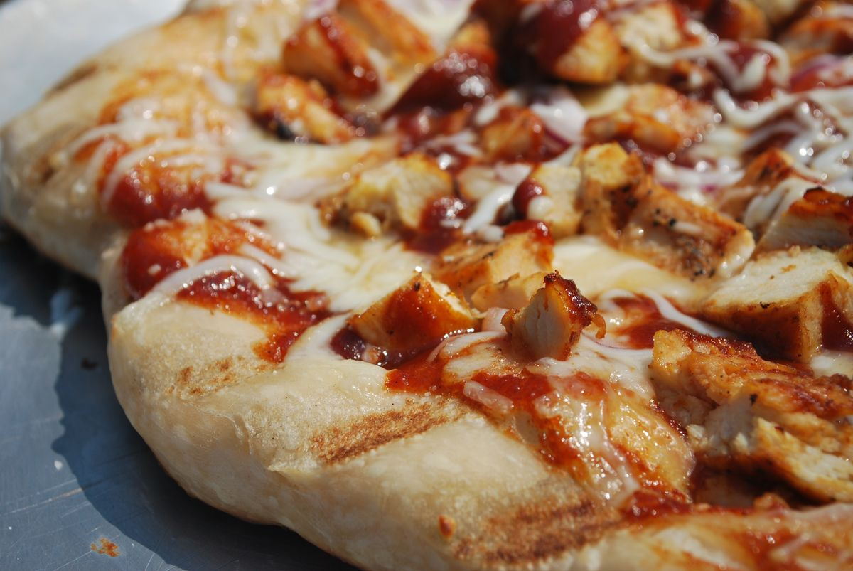Order BBQ Chicken Pizza food online from Barzinis Pizzeria store, Deerfield Beach on bringmethat.com