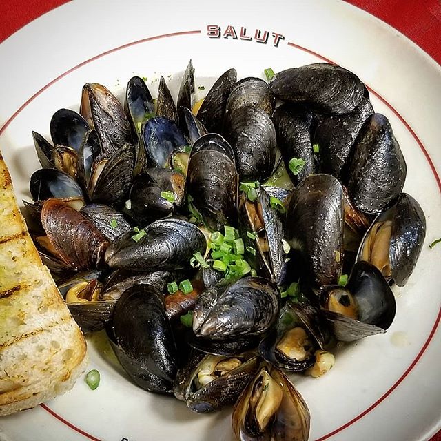 Order Mussels Parisienne food online from Salut Bar Americain store, Saint Paul on bringmethat.com