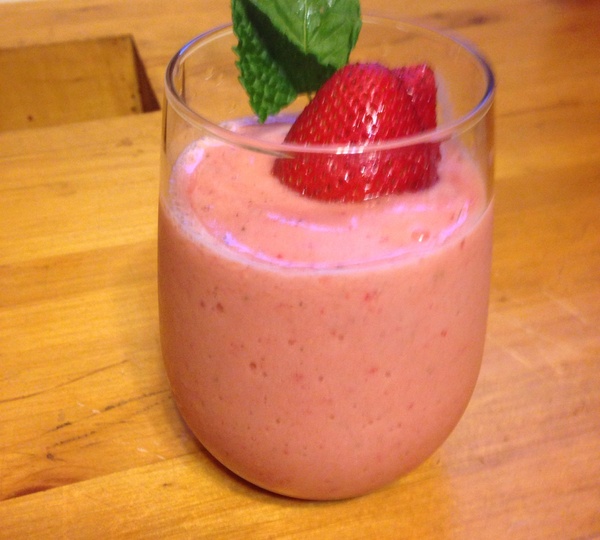 Order California Peach Smoothie food online from Six Corners Café store, North Bergen on bringmethat.com