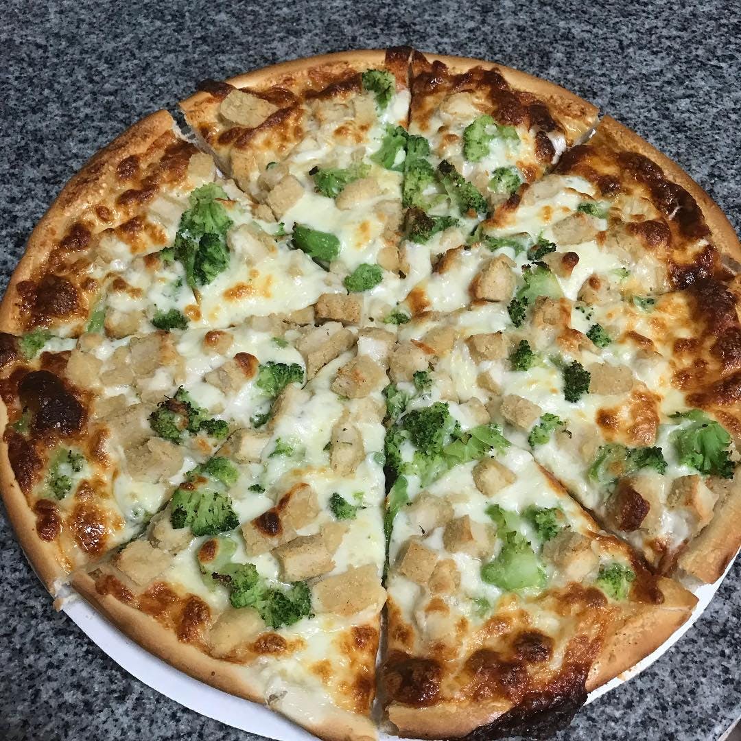 Order White Pizza with Chicken, Broccoli & Garlic - Small 10" food online from Teddy Old Lyme Pizza Palace store, Old Lyme on bringmethat.com