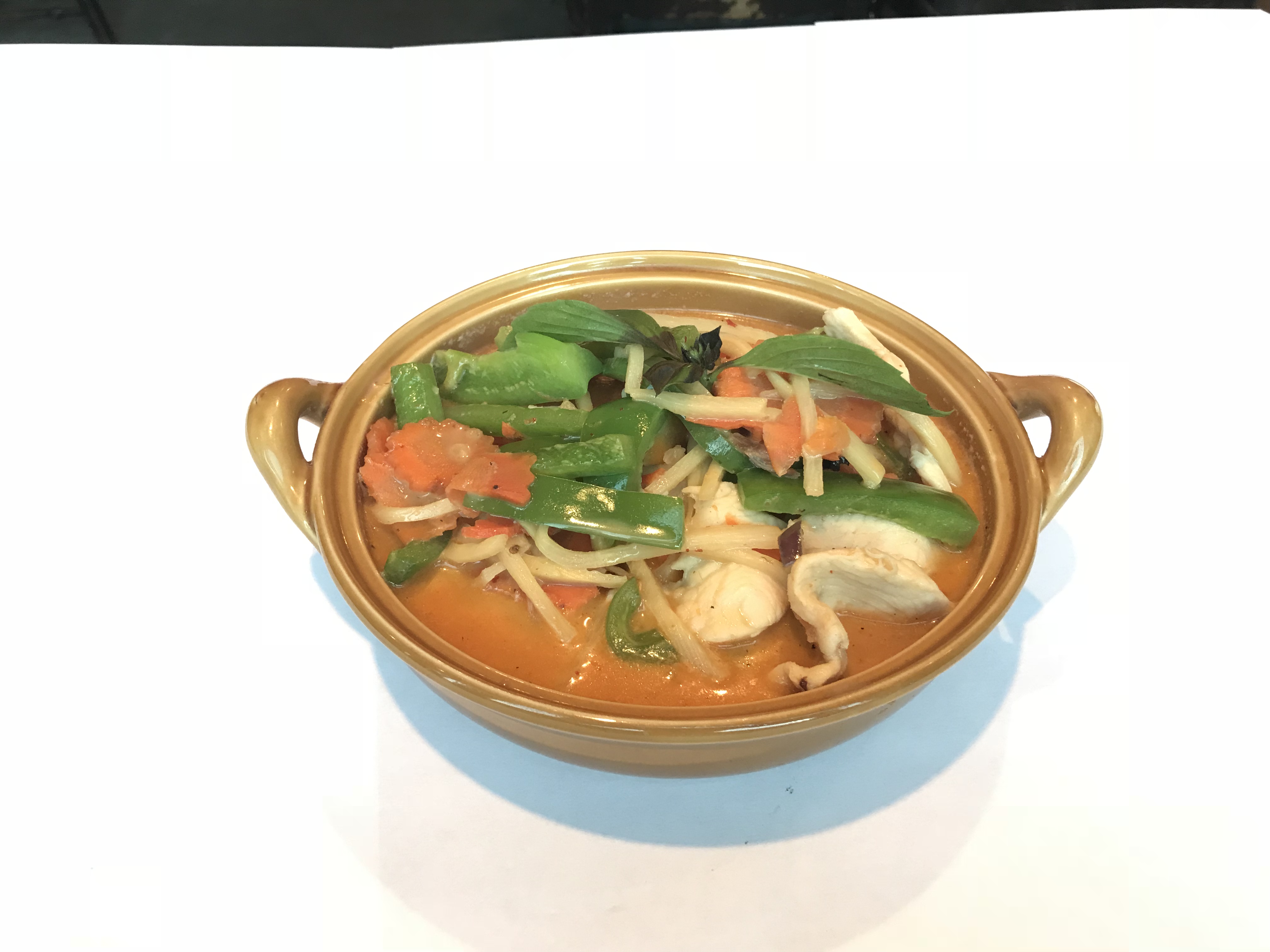 Order Red Curry food online from Pho's Thai Cuisine store, Chicago on bringmethat.com