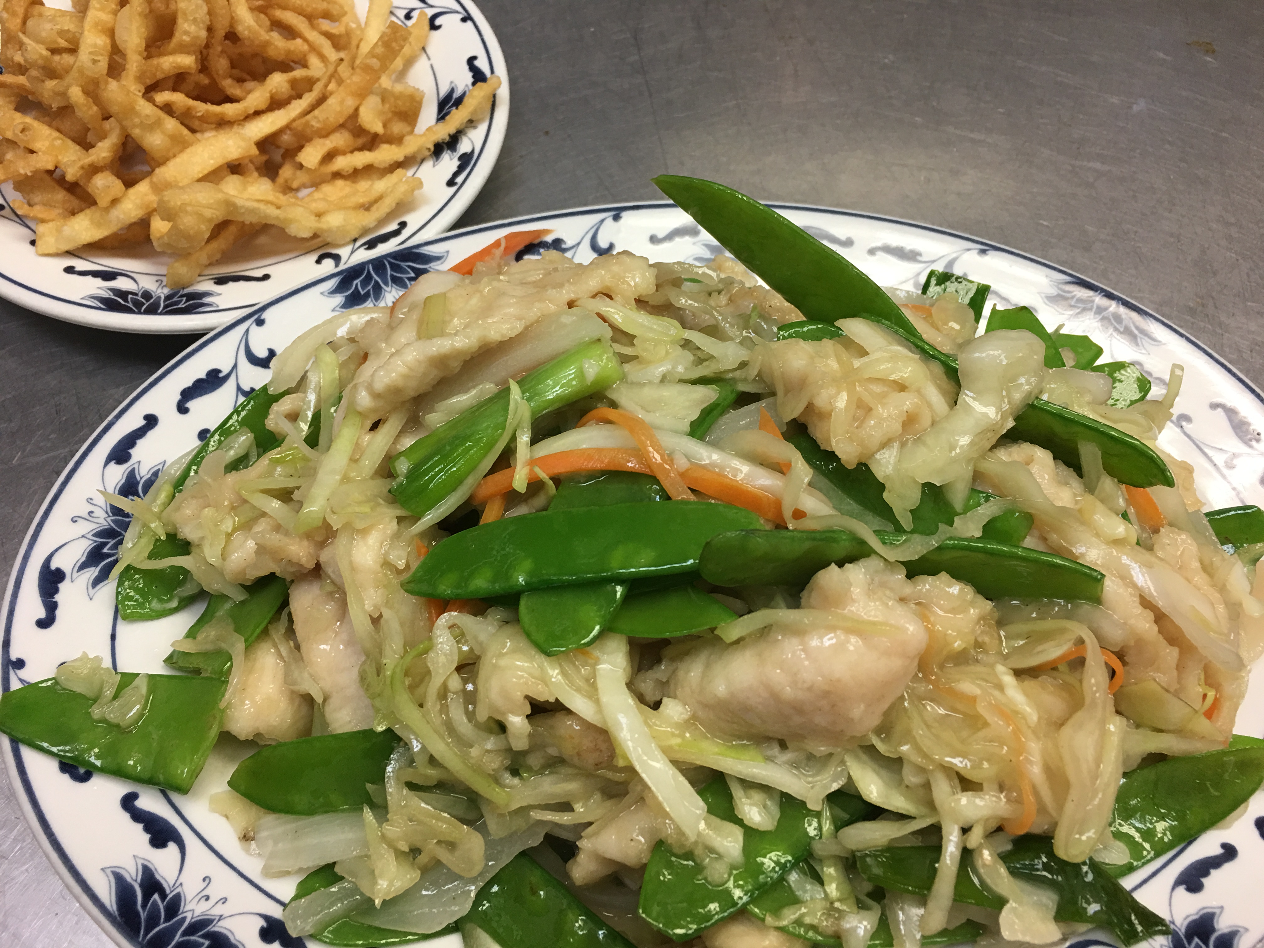 Order C14. . Chicken Chow Mein food online from QQ Star China Cafe store, Friendswood on bringmethat.com