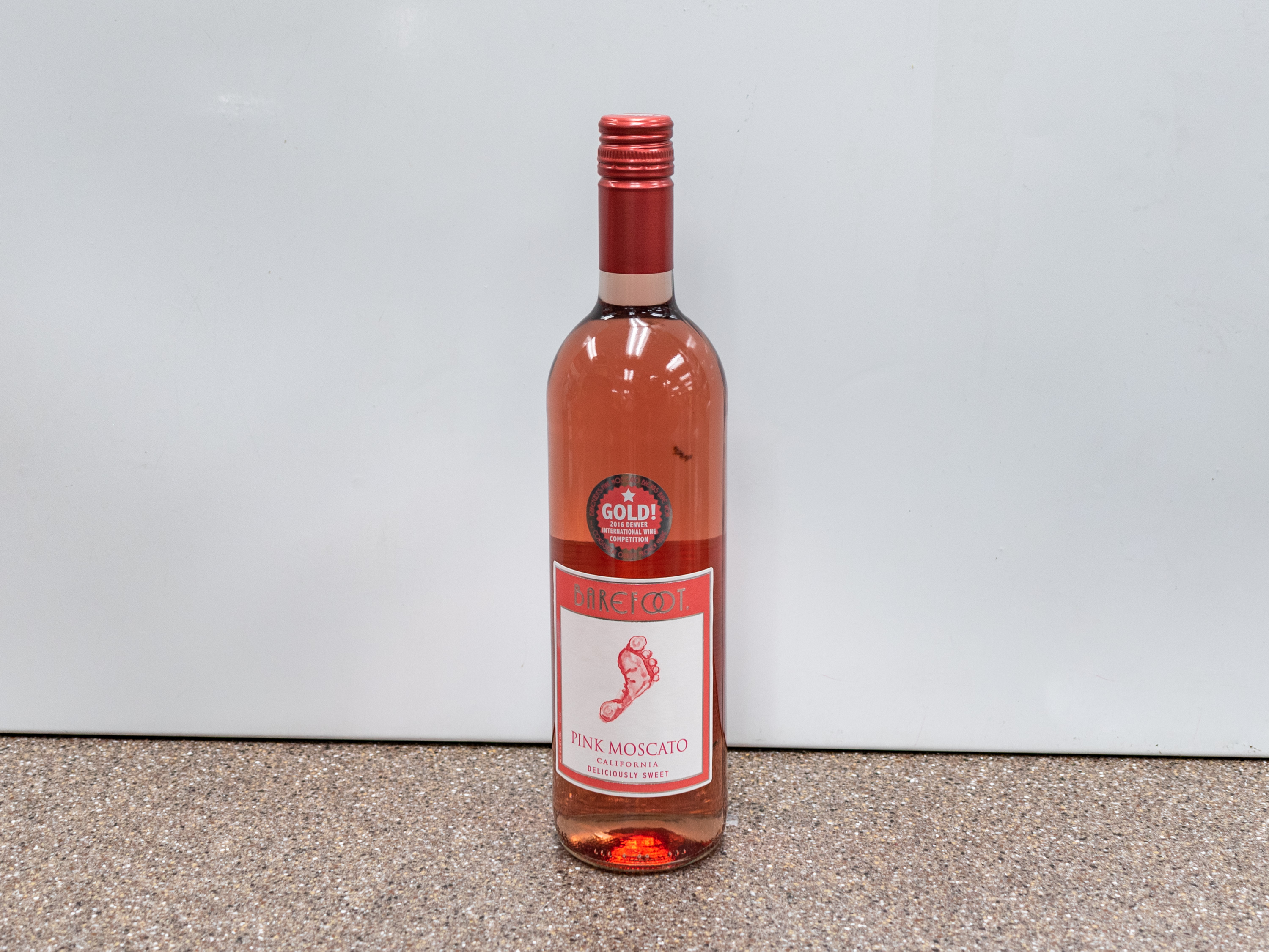 Order Barefoot Pink Moscato, 1.5 L food online from Kangaroo Food Mart store, Cathedral City on bringmethat.com