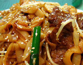 Order 63. Beef Ho Fun牛河粉 food online from Crystal Jade Chinese Restaurant  store, Saint Paul on bringmethat.com