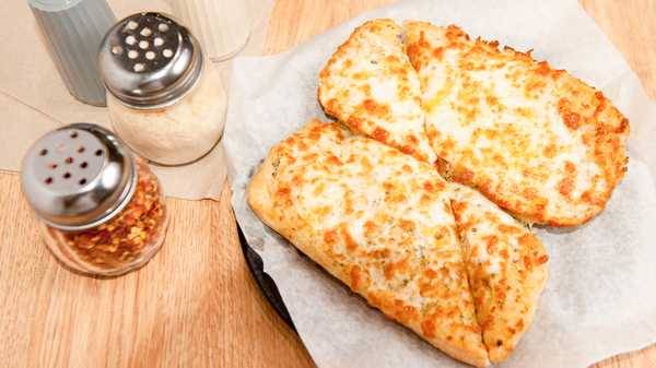 Order Garlic Bread food online from Round Table Pizza store, Novato on bringmethat.com