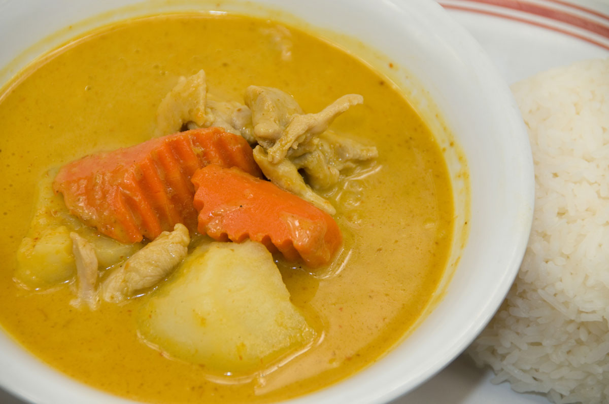 Order 18. Yellow Curry Chicken food online from Thai Basil Cuisine store, Berkeley on bringmethat.com