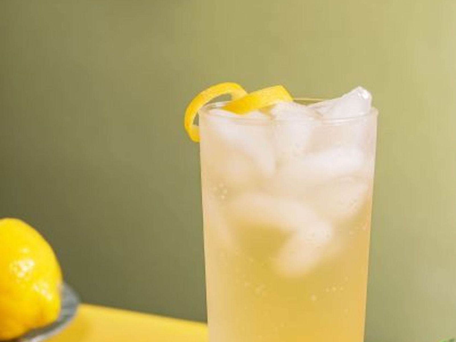 Order Iced Lemonade (16oz) food online from Caffe Nero store, Darien on bringmethat.com