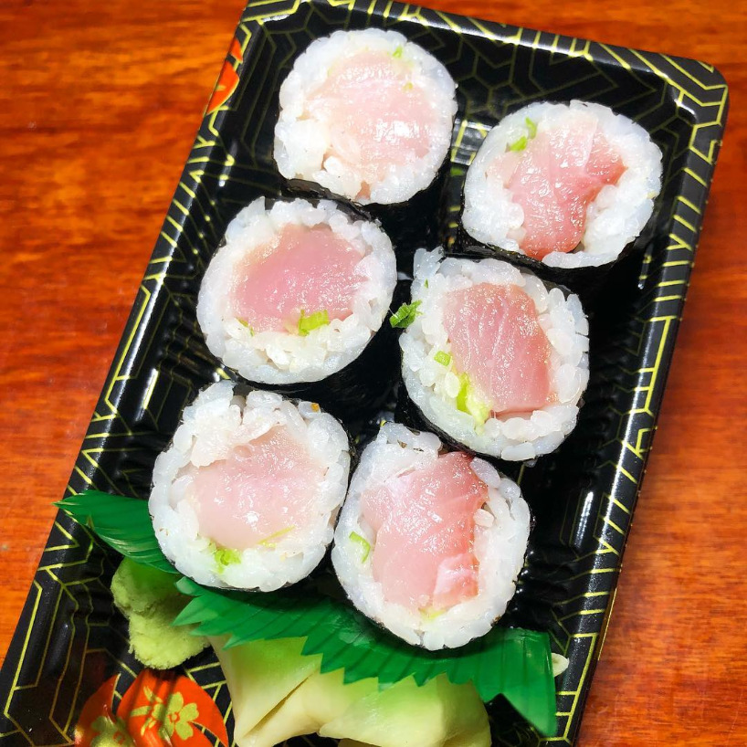 Order Yellowtail Scallion Roll food online from Sushi sushi store, New York on bringmethat.com