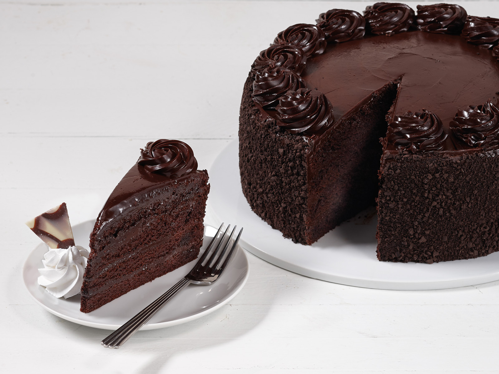 Order Fudge Cake food online from Hy-Vee Mealtime store, Pleasant Hill on bringmethat.com