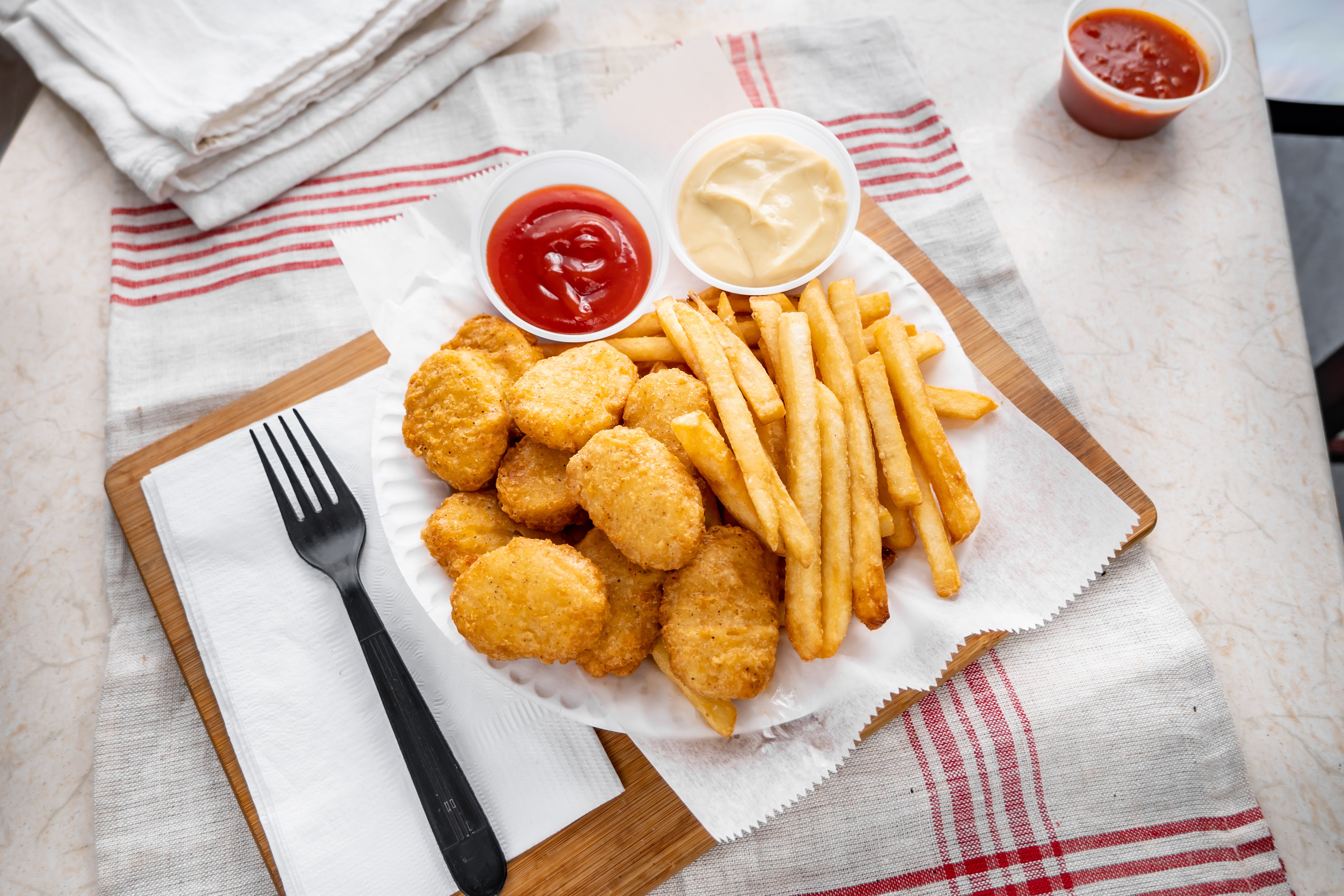 Order Chicken Nuggets Platter - 10 Pieces food online from Gennaro's Pizza & Steaks store, Philadelphia on bringmethat.com
