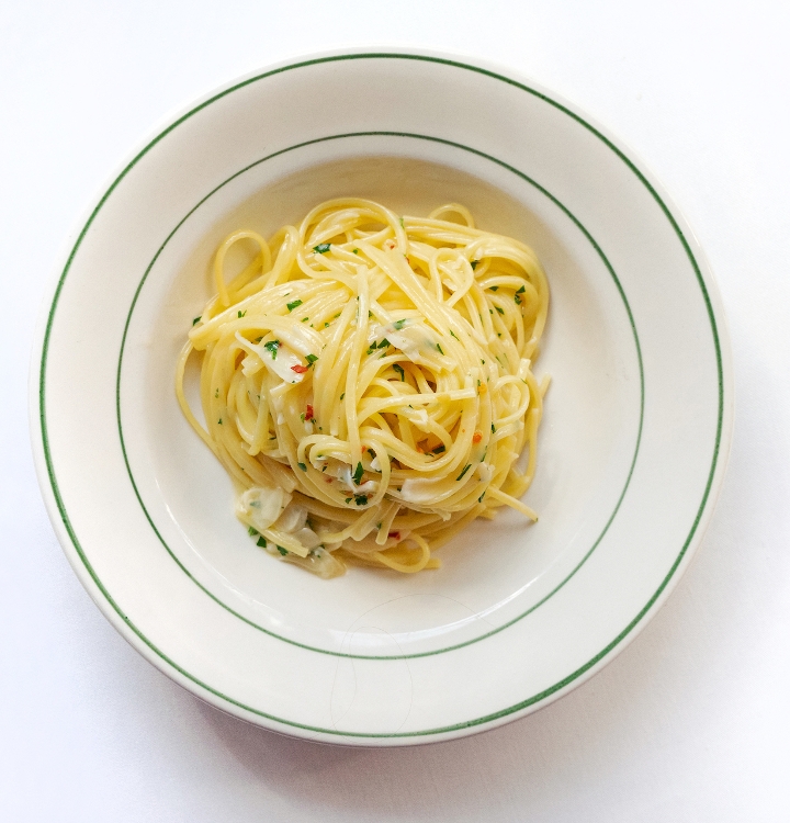 Order Linguine Aglio e Olio food online from Rosemary's store, New York on bringmethat.com