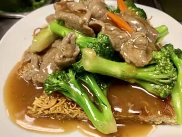 Order 芥兰牛炒面 Beef Broccoli Chow Mein food online from Golden Eagle Chinese store, Honolulu on bringmethat.com