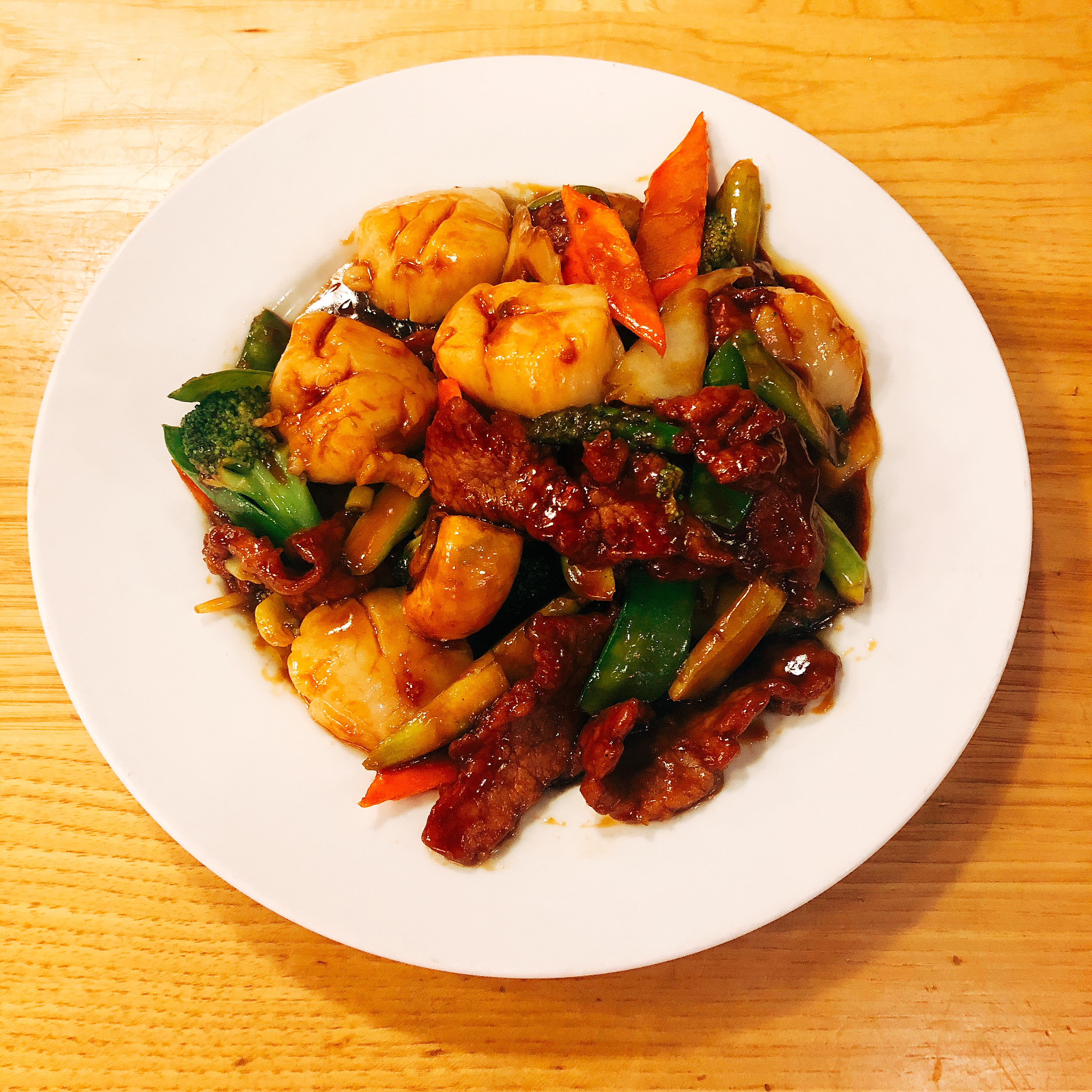 Order CS4. Scallops and Beef Duet food online from Ollie's Noodle Shop & Grille store, New York on bringmethat.com