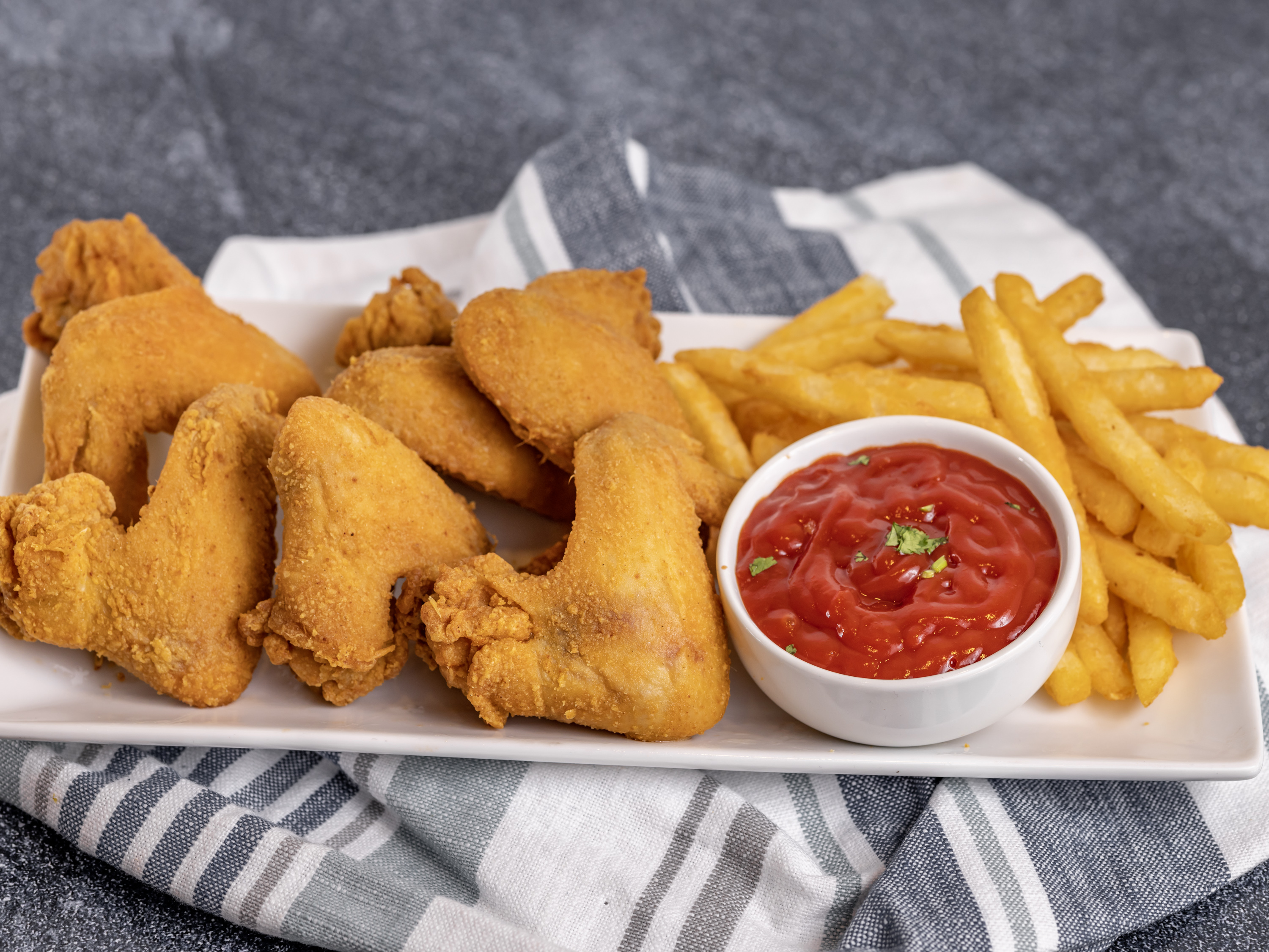 Order Whole Wings food online from Hooks Fish and Chips store, Minneapolis on bringmethat.com
