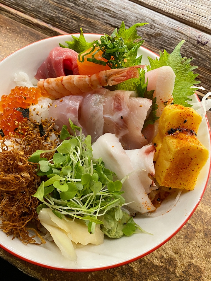 Order Chirashi Bowl food online from Yuzu Sushi & Robata Grill store, Chicago on bringmethat.com