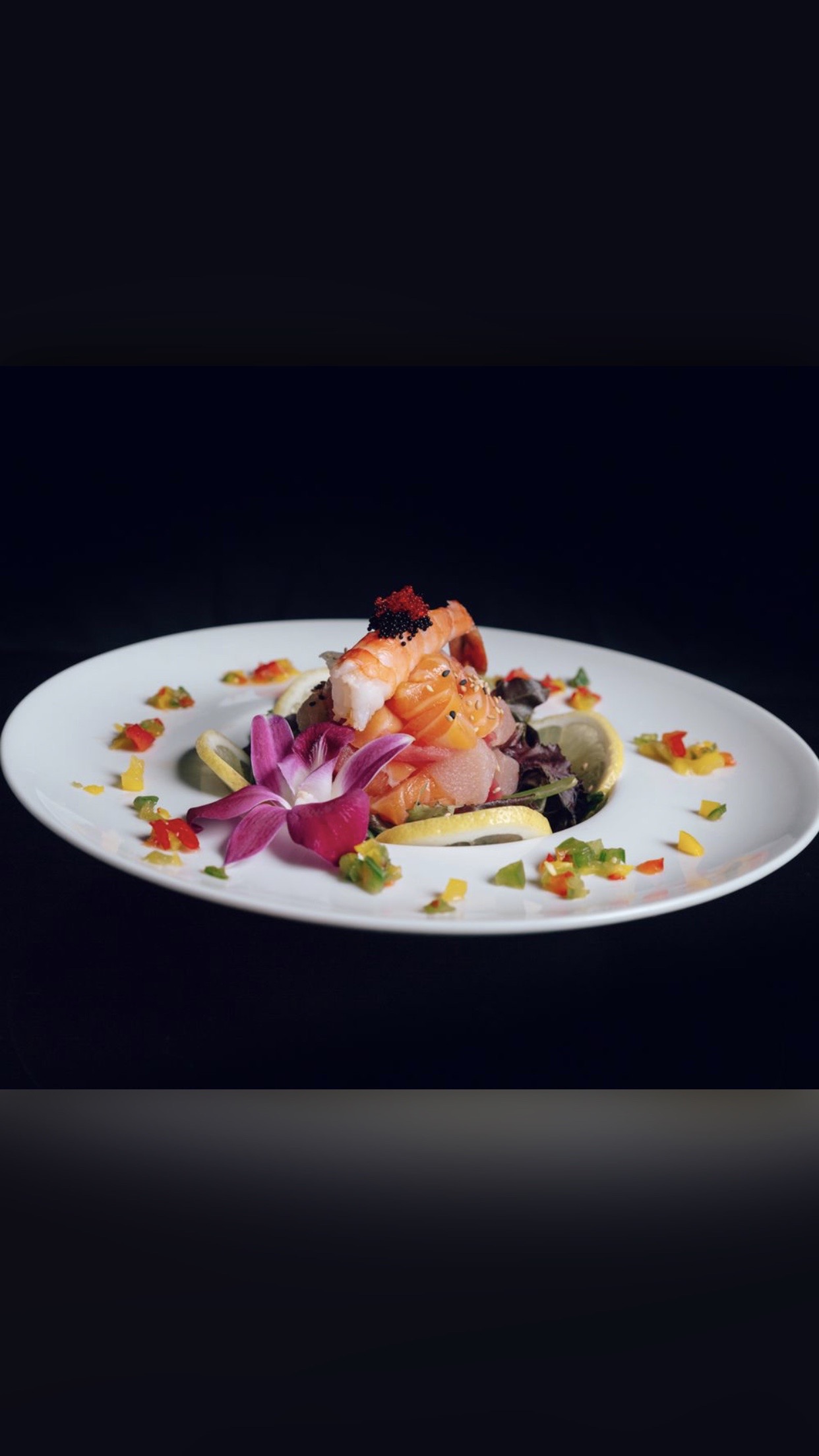 Order Sashimi Salad food online from Oji Sushi & Sake Bar store, Montebello on bringmethat.com