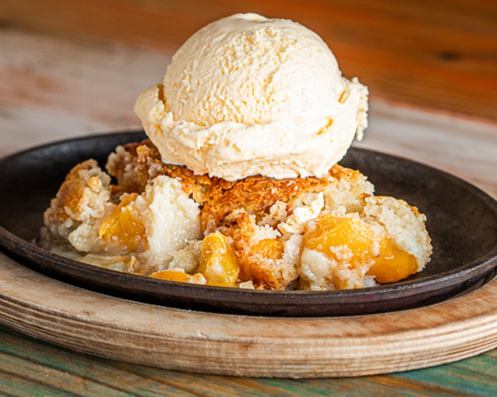 Order Peach Cobbler food online from Willie's Grill & Icehouse store, Jersey Village on bringmethat.com