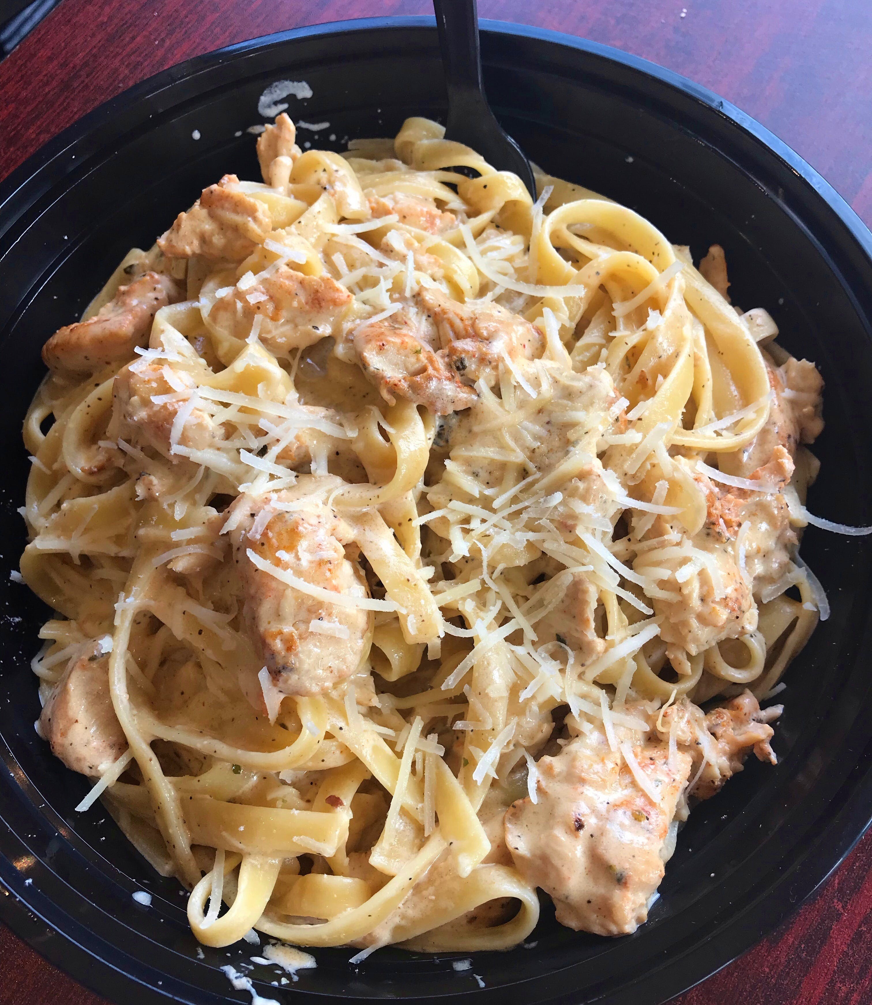 Order Chicken Alfredo - Entree food online from Little Pizza King store, Brighton on bringmethat.com