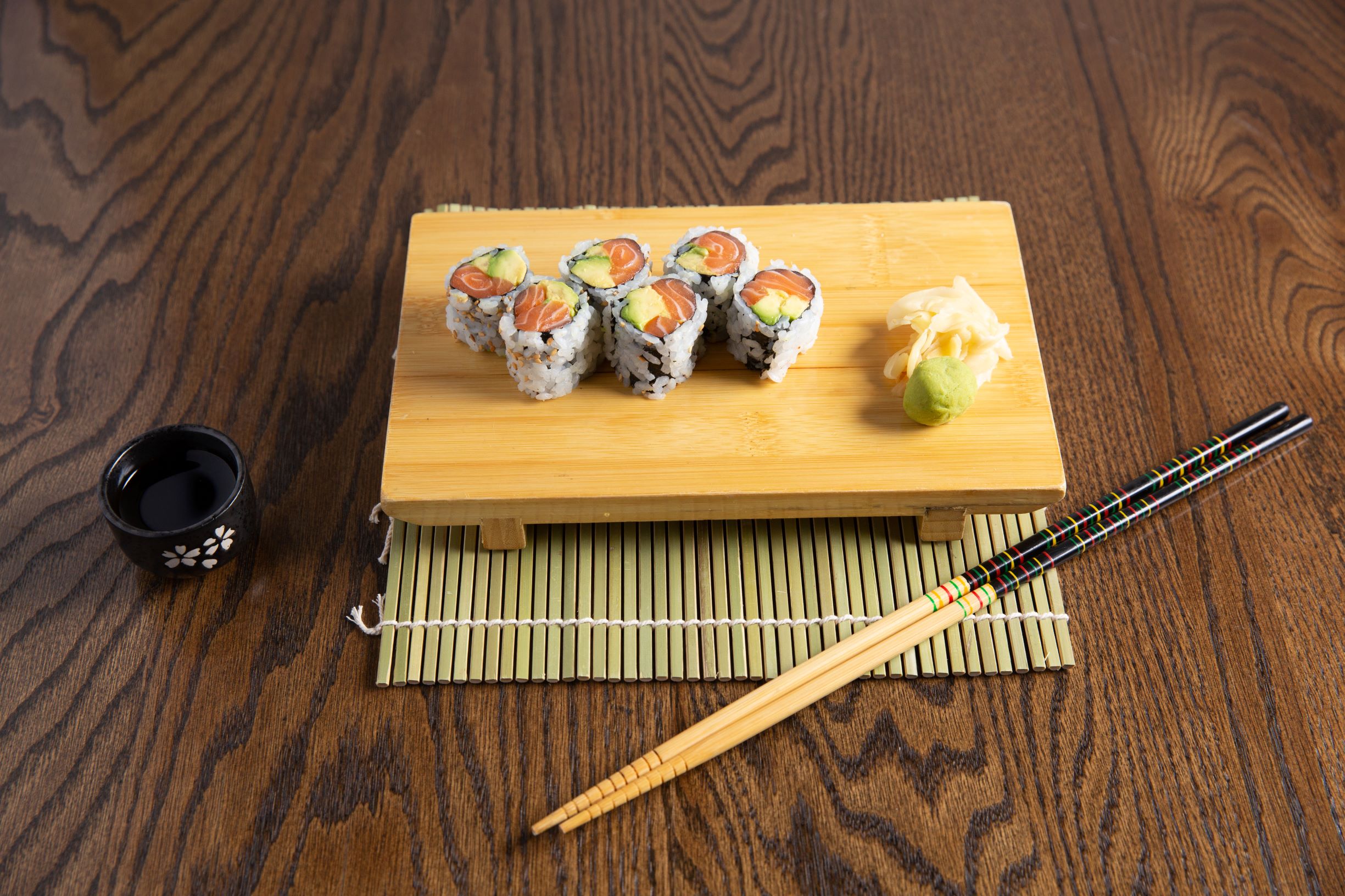 Order Salmon Avocado Roll food online from Sushi para japanese restaurant store, New York on bringmethat.com