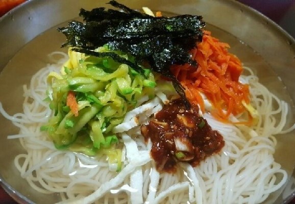 Order M-54E. Noodle Soup with Vegetables (잔치국수/宴会麵) food online from Restaurant Namsan store, Los Angeles on bringmethat.com