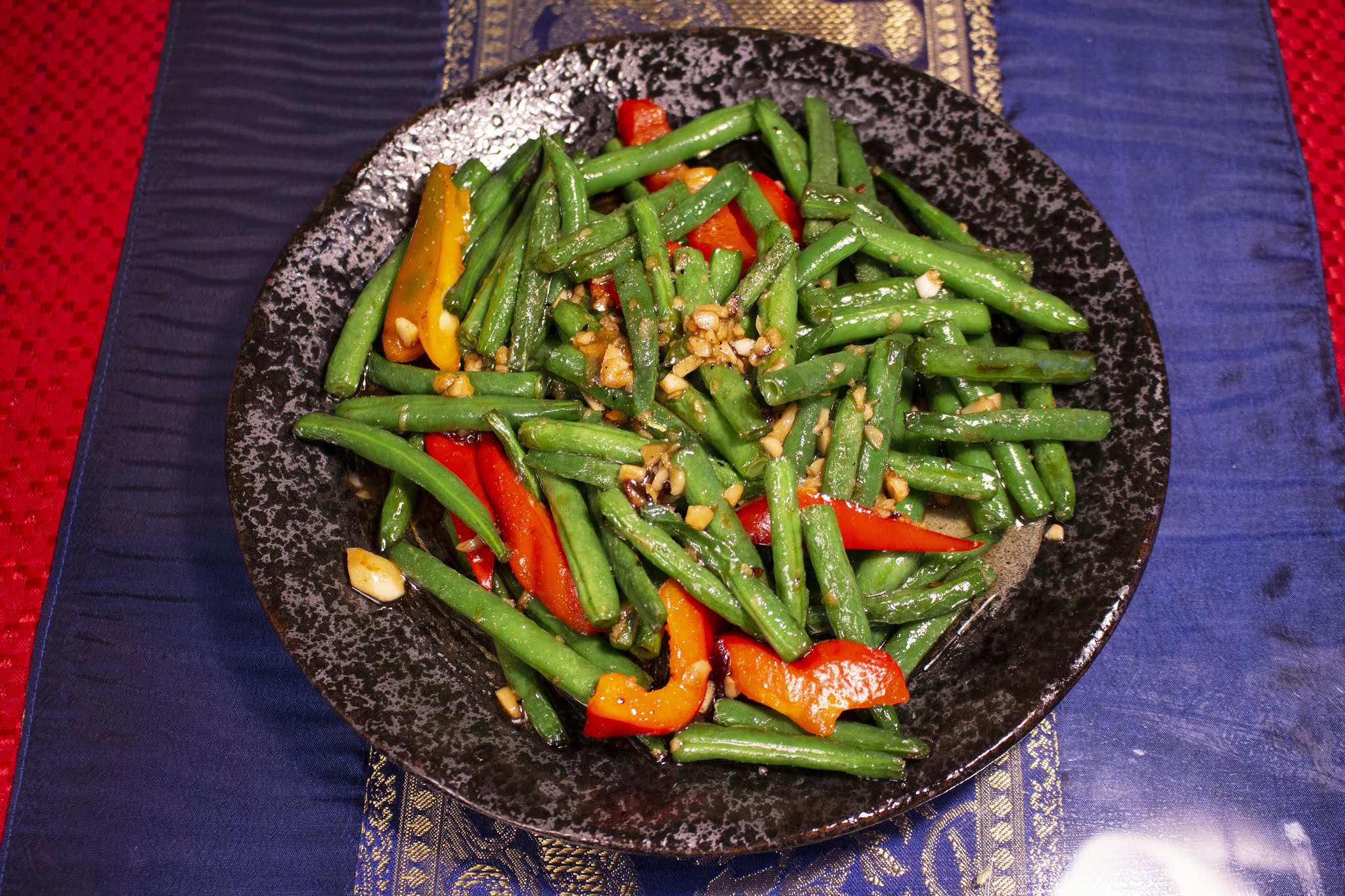 Order 90.  Green Bean Garlic  food online from Ya Yaa Thai Cuisine store, Gardena on bringmethat.com