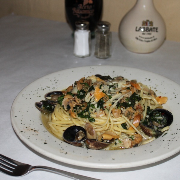 Order Linguine with Clams Sauce food online from Pesce pasta store, New York on bringmethat.com