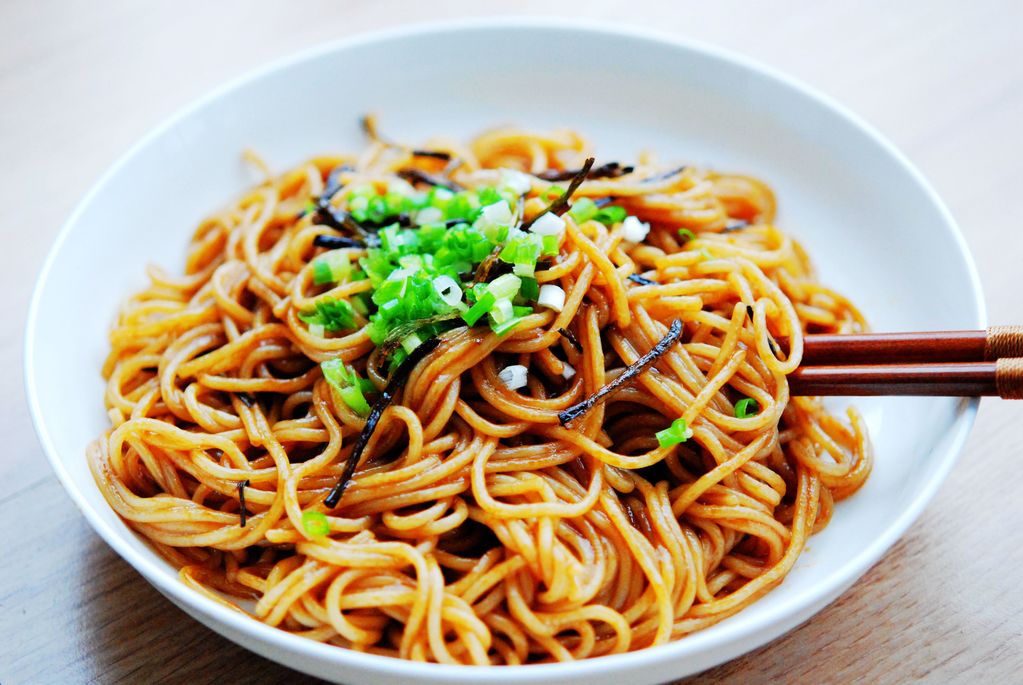 Order N18. Noodle W. Scallion Oil葱油拌面 food online from Kongpao Palace store, Newark on bringmethat.com