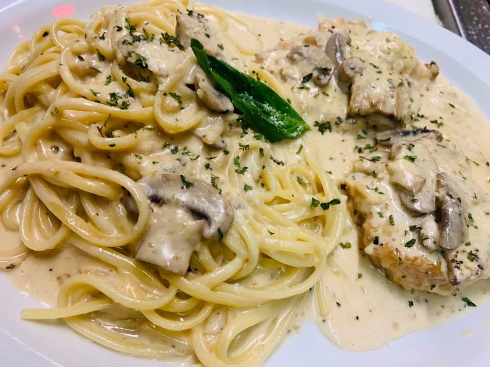 Order Fettuccine Alfredo with Chicken - Pasta food online from New York Flying Pizza store, Bridgewater on bringmethat.com