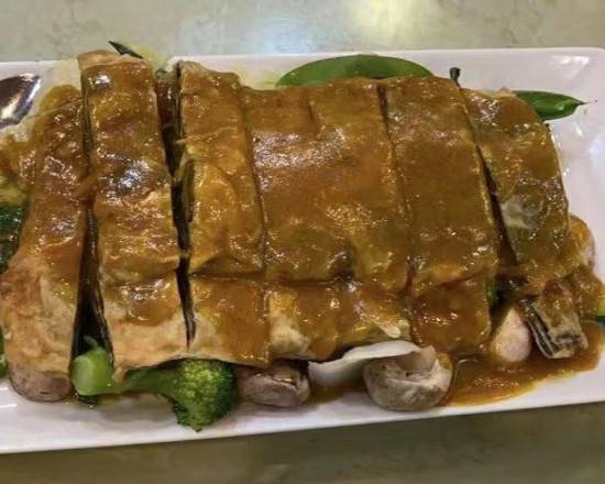 Order 9. Curry Bean Curd Skin叻喱素鴨 food online from Emperor's Palace store, Cleveland on bringmethat.com