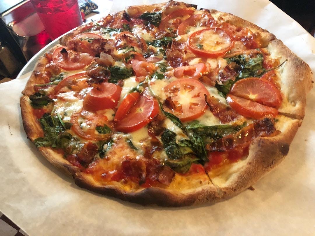 Order Bacon, Spinach & Tomato Pizza - Pizza food online from Pizza Works store, Old Saybrook on bringmethat.com