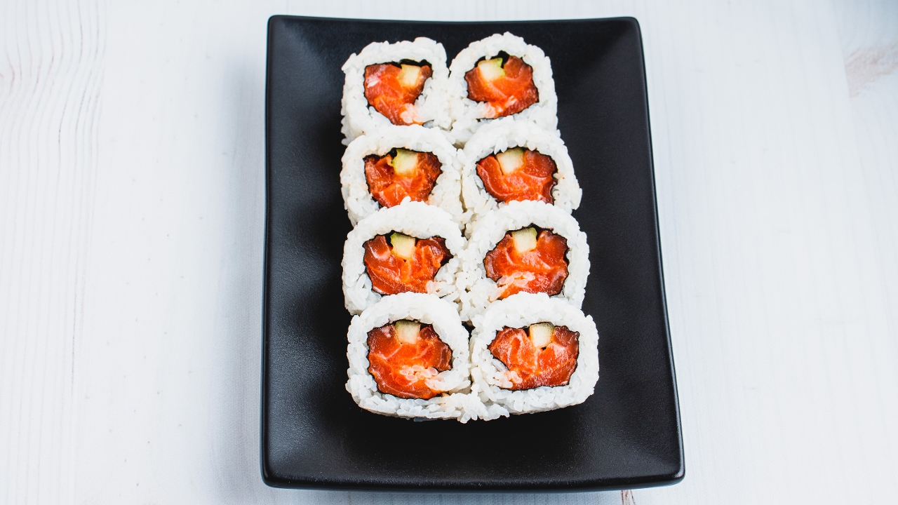 Order Spicy Salmon Roll food online from Bento & Noodles store, Chula Vista on bringmethat.com