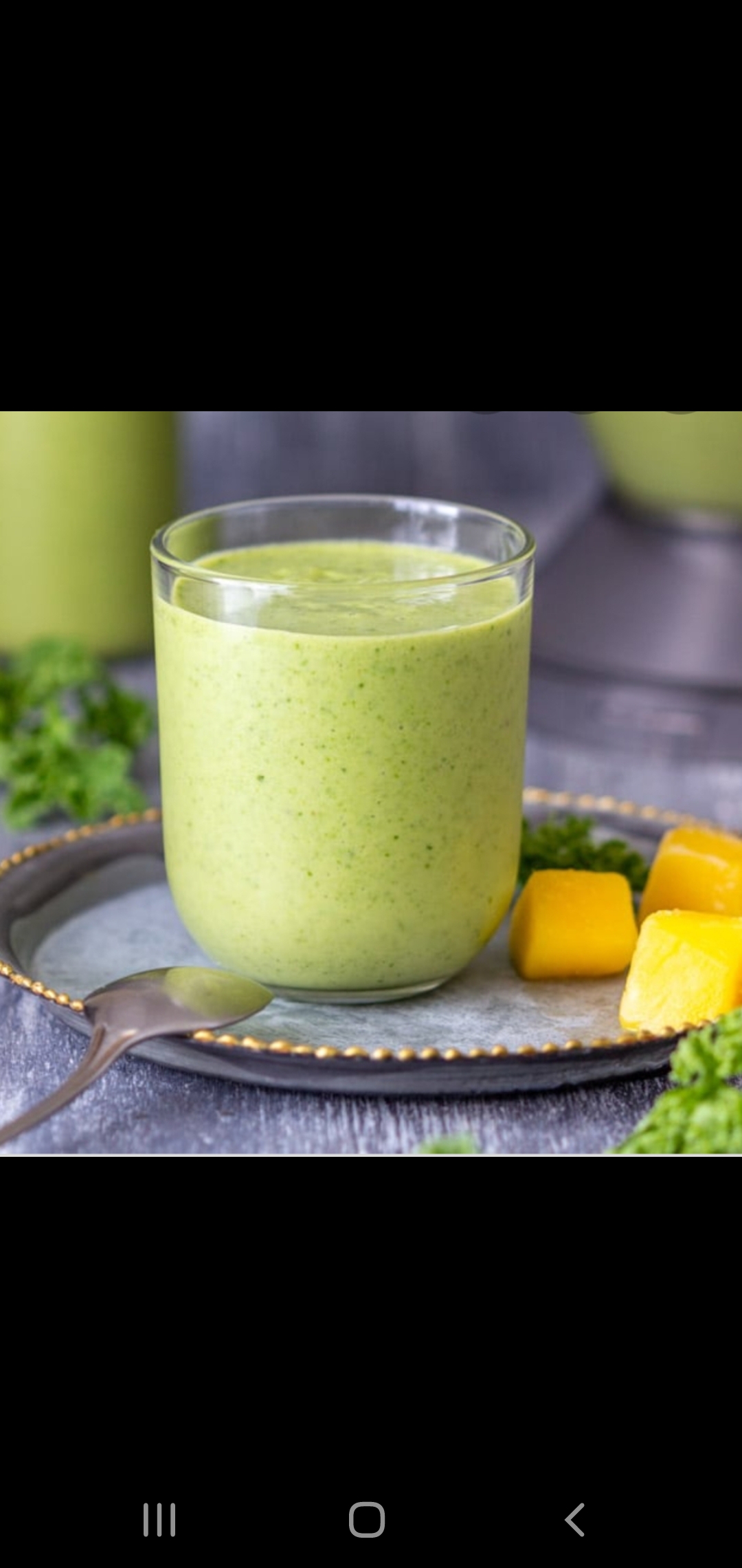 Order Green Island Smoothie (kale, banana, spinach, mango, almond milk) food online from American Gourmet Foods Deli store, New York on bringmethat.com
