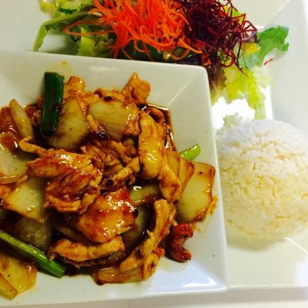 Order 5. Cashew Chicken Lunch Special food online from Anantra Thai Restaurant store, Woodland Hills on bringmethat.com