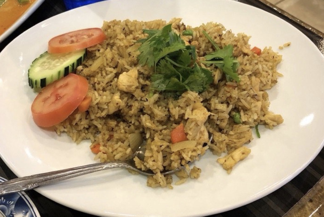 Order R4. Curry Fried Rice food online from Thai Quality Restaurant store, Oxnard on bringmethat.com